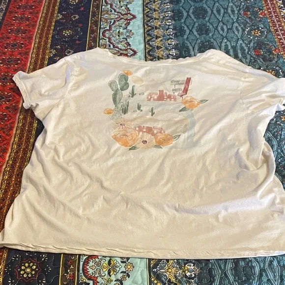 Women’s Torrid White Floral Graphic Tee - Picture 4 of 4